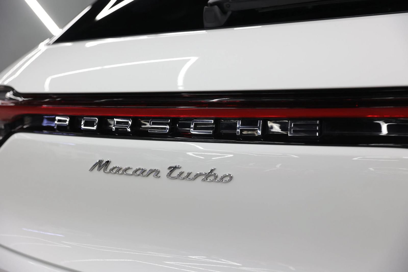 Used 2020 Porsche Macan Turbo AWD/4WD image 23