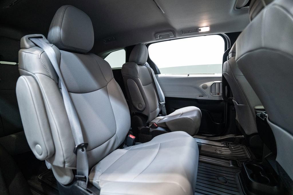 Used 2025 Toyota Sienna XLE AWD/4WD image 38