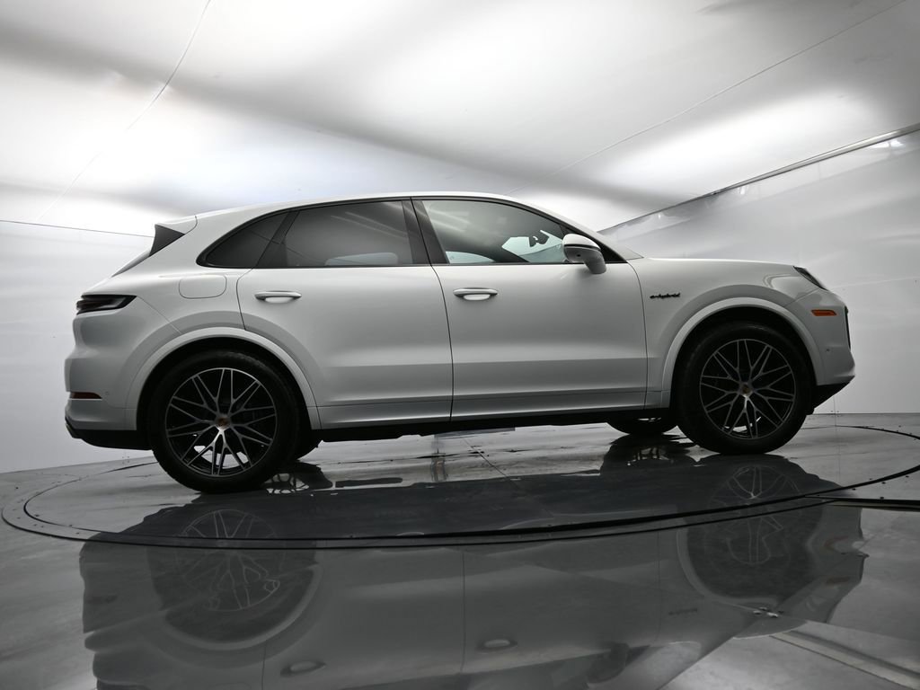 Certified 2025 Porsche Cayenne E-Hybrid w/ Premium Package Plus image 56