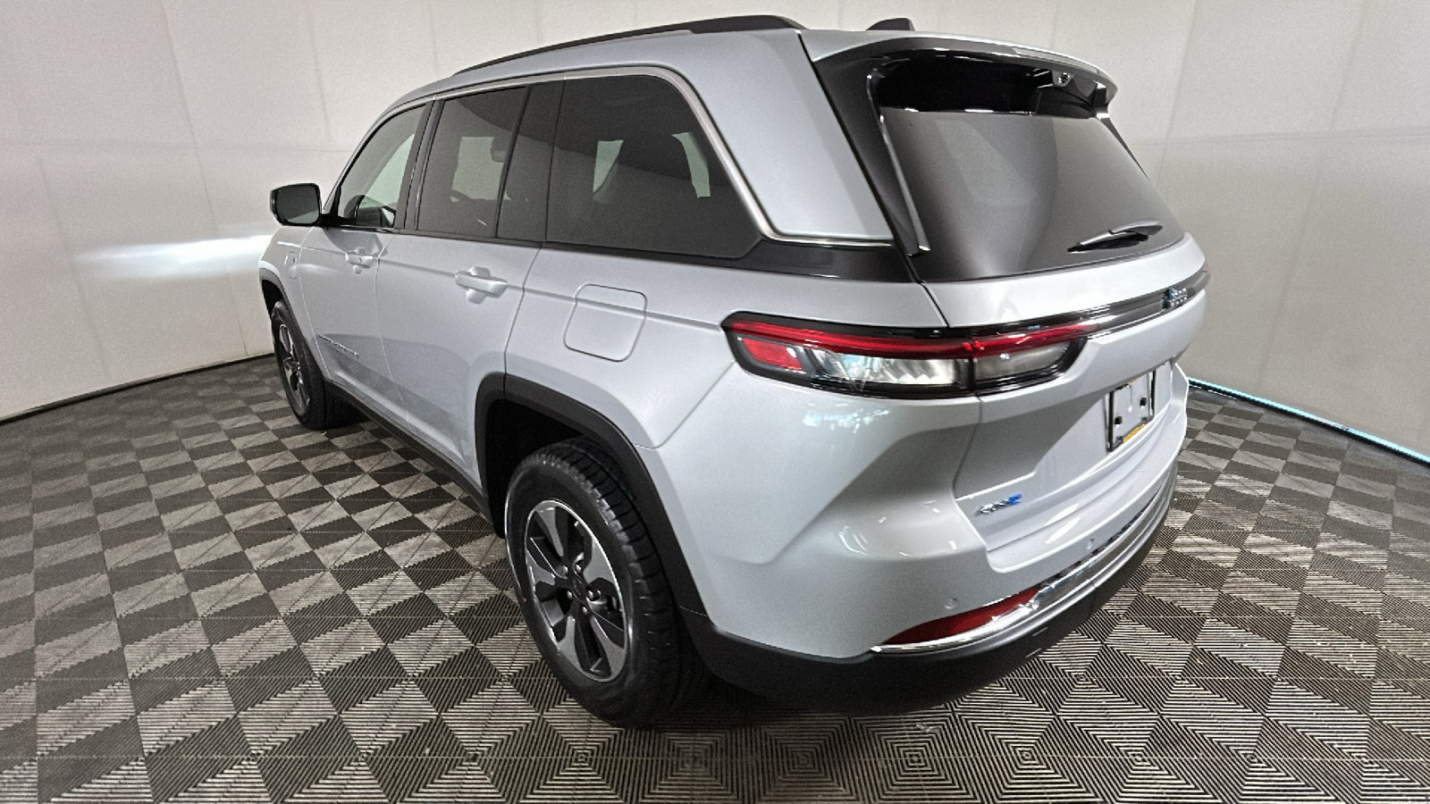Used 2023 Jeep Grand Cherokee 4WD 4xe w/ Luxury Tech Group II image 5