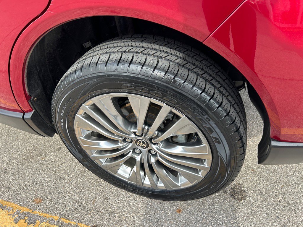 Used 2022 Toyota Venza XLE image 8