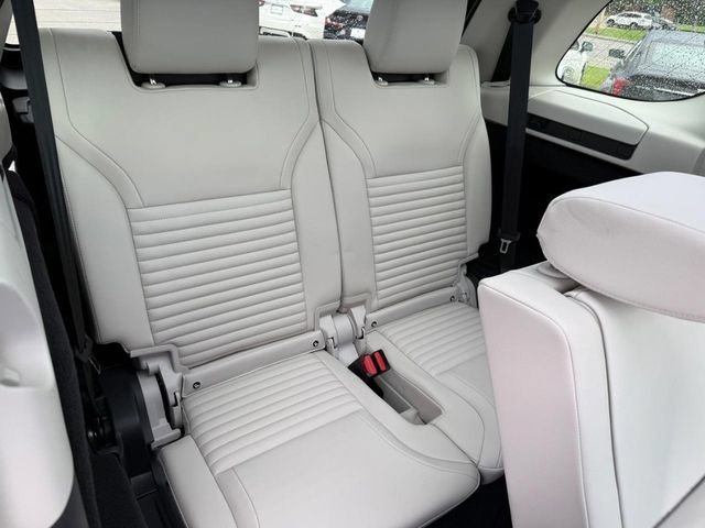 Used 2025 Land Rover Discovery S AWD/4WD image 13
