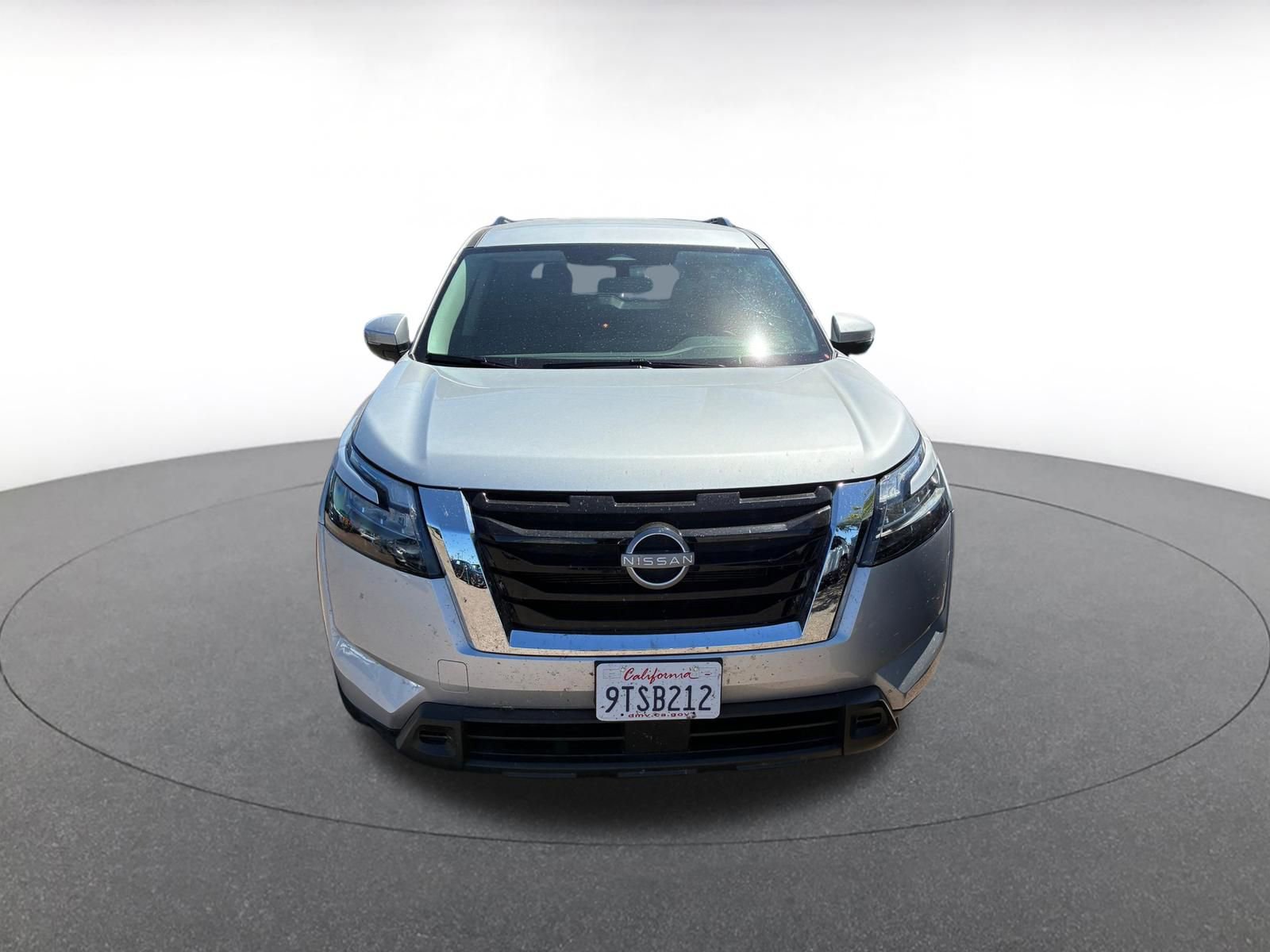 Used 2025 Nissan Pathfinder SV image 2