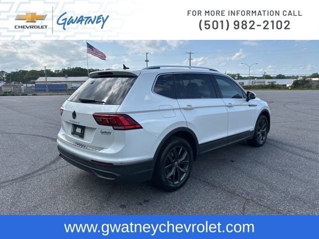 Used 2023 Volkswagen Tiguan SE w/ Panoramic Sunroof Package image 5