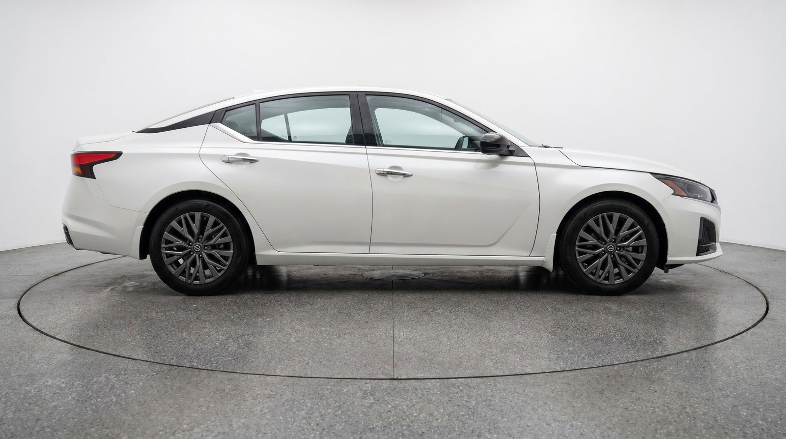 Used 2025 Nissan Altima 2.5 SV FWD image 11