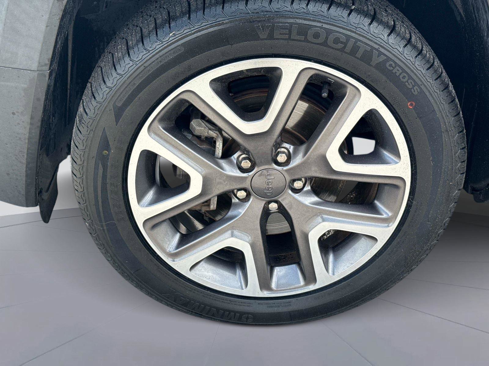 Used 2017 Jeep Renegade Latitude FWD image 11