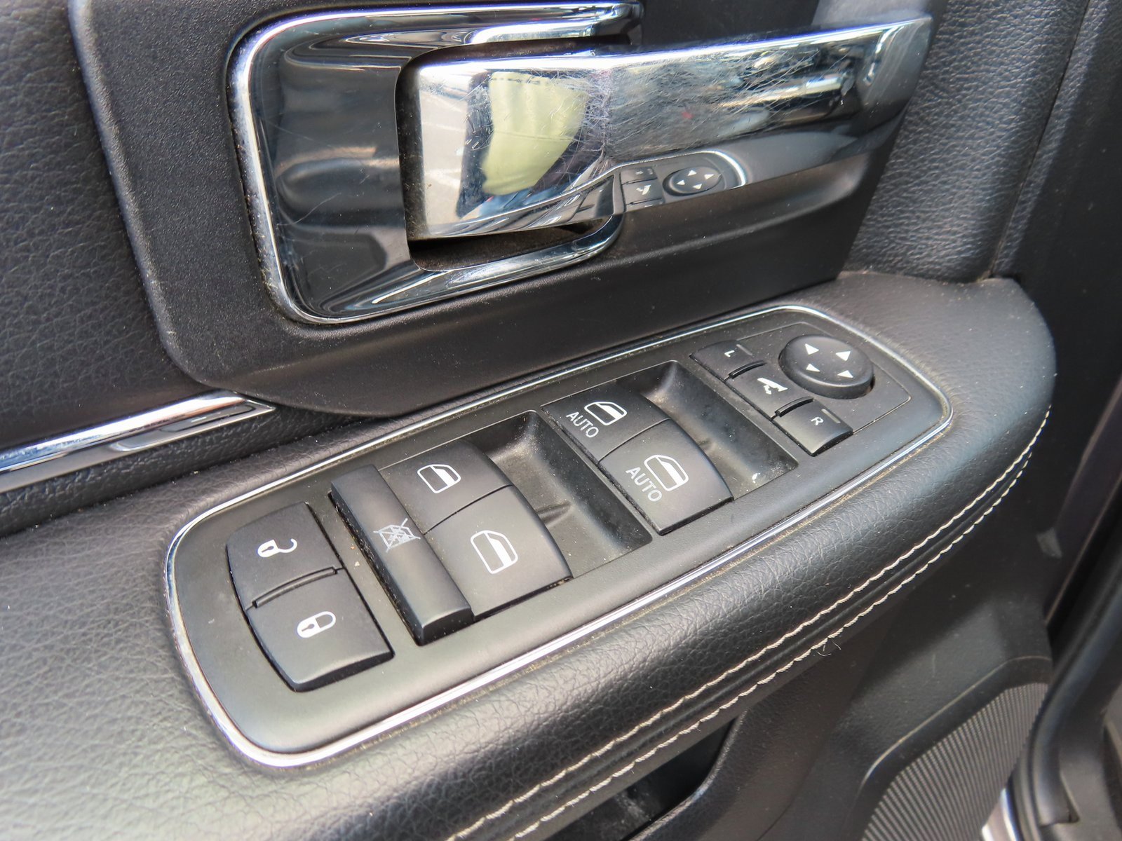 Used 2014 RAM 1500 Laramie w/ Convenience Group image 15