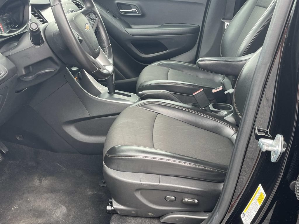 Used 2022 Chevrolet Trax LT w/ Midnight Edition AWD/4WD image 16