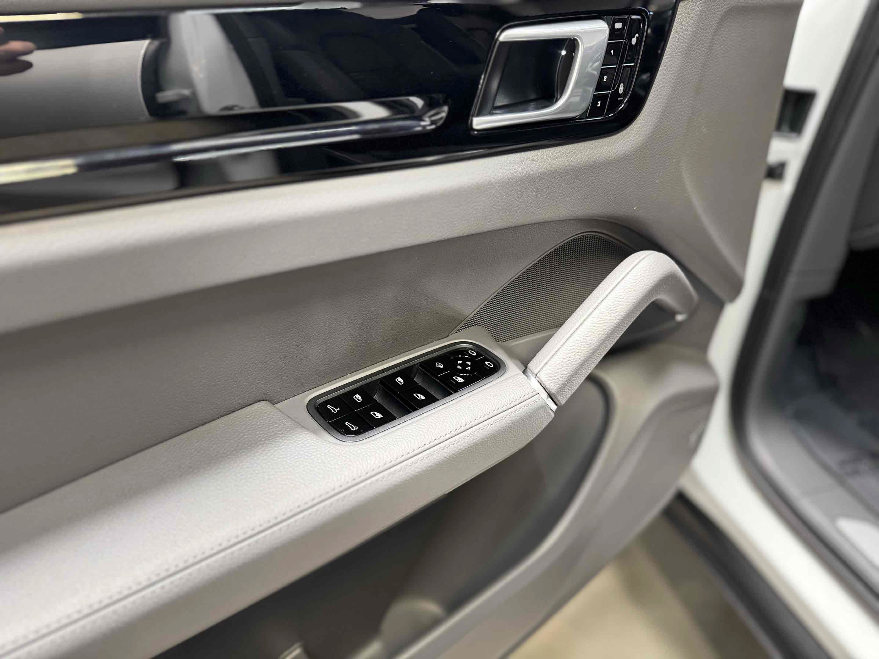 Used 2019 Porsche Cayenne AWD/4WD image 54