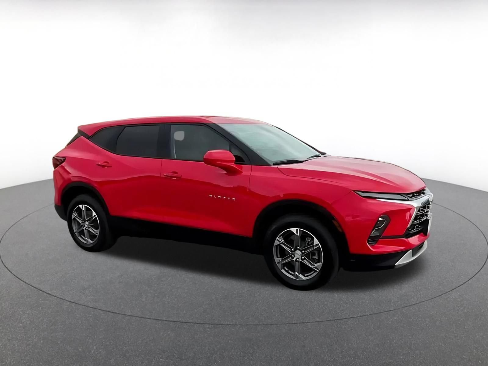 Used 2025 Chevrolet Blazer LT FWD image 2