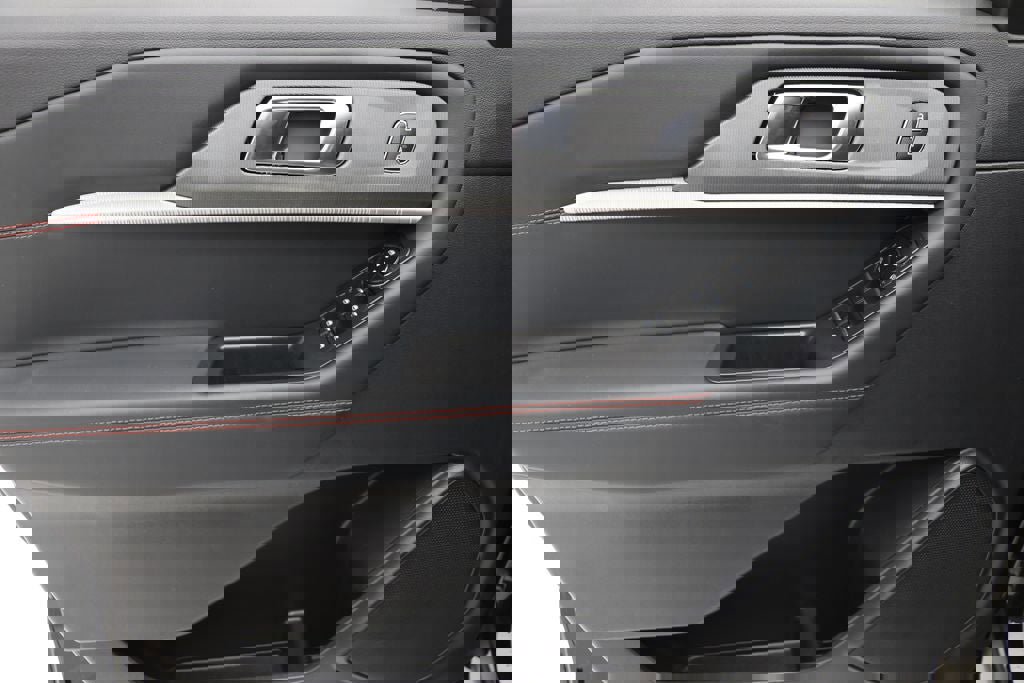 Used 2025 Ford Explorer ST-Line w/ ST-Line Street Pack image 16