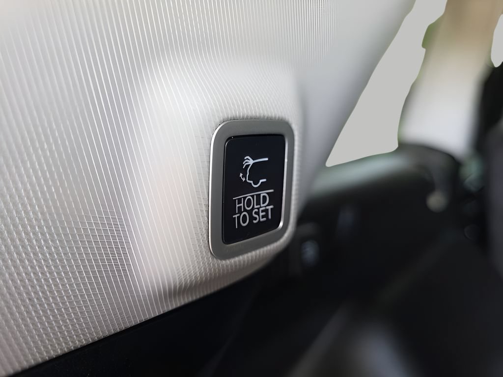 Used 2022 Jeep Grand Cherokee Limited AWD/4WD image 7