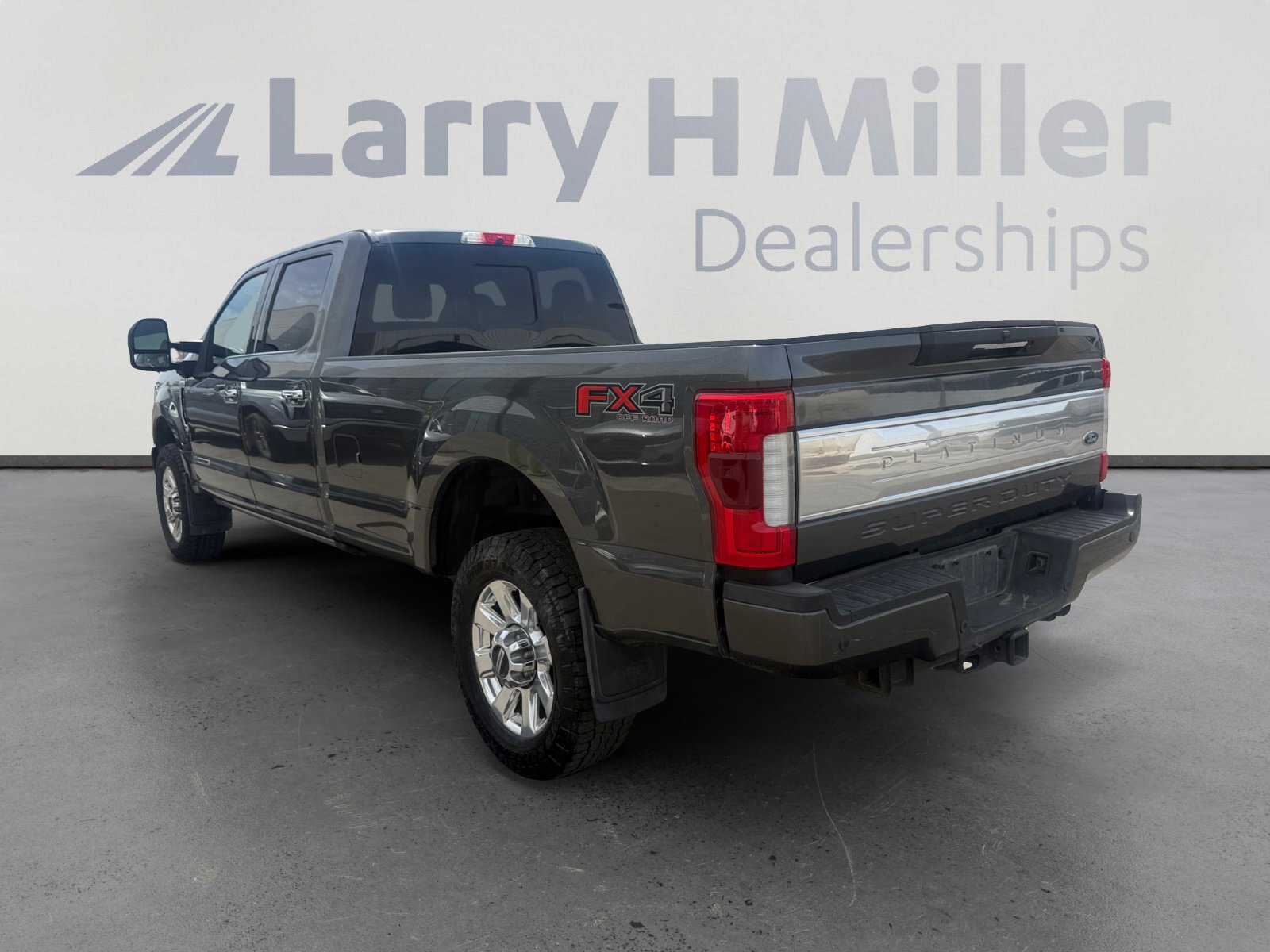 Used 2019 Ford F350 Platinum w/ Platinum Ultimate Package image 3