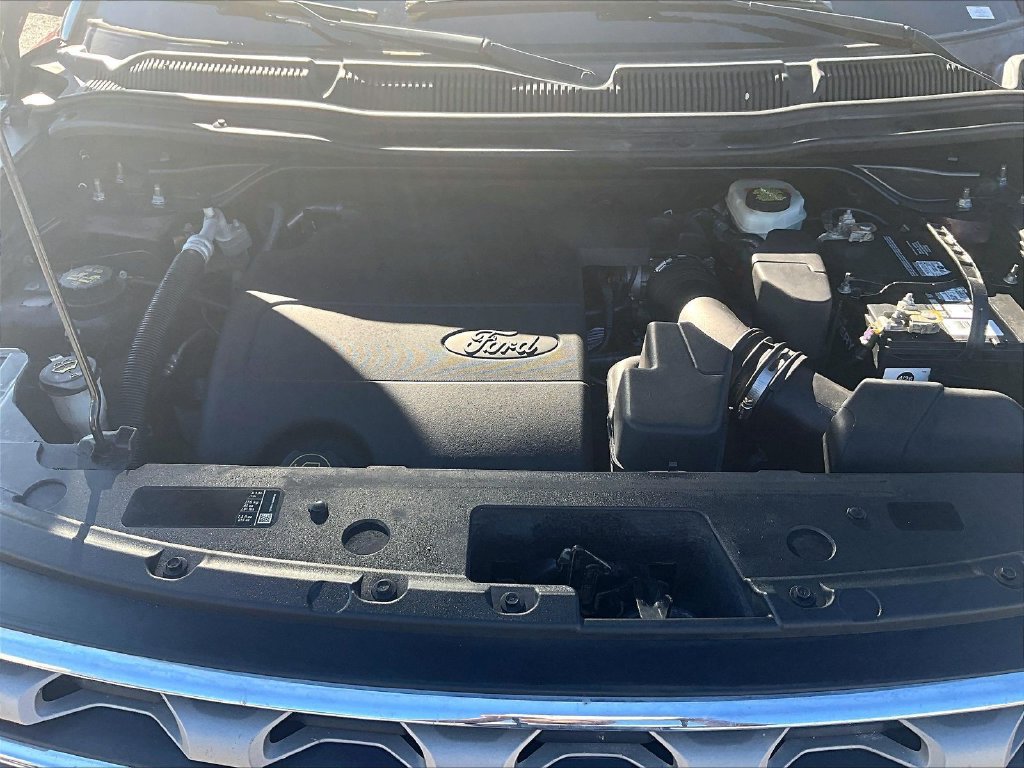 Used 2016 Ford Explorer XLT w/ Equipment Group 202A AWD/4WD image 11