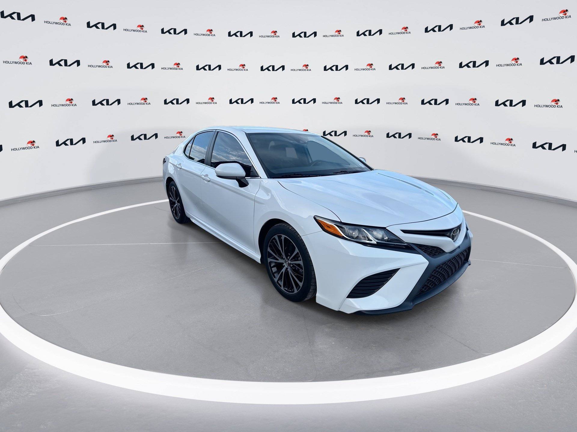 Used 2019 Toyota Camry SE FWD image 2