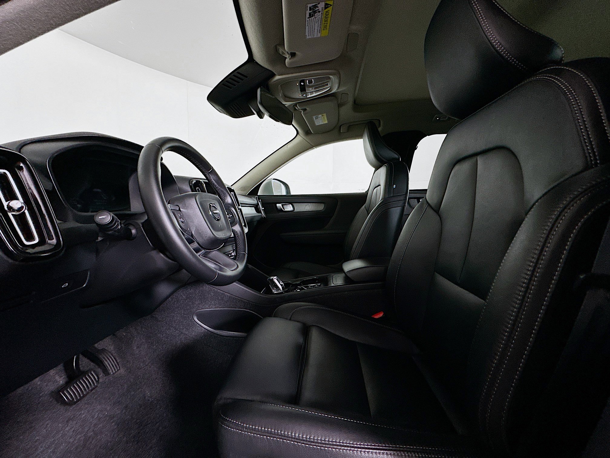 Used 2025 Volvo XC40 B5 Plus image 13