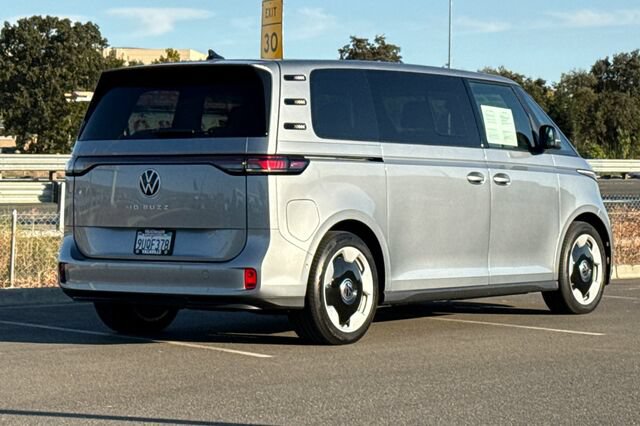 Used 2025 Volkswagen ID. Buzz Pro S RWD image 4
