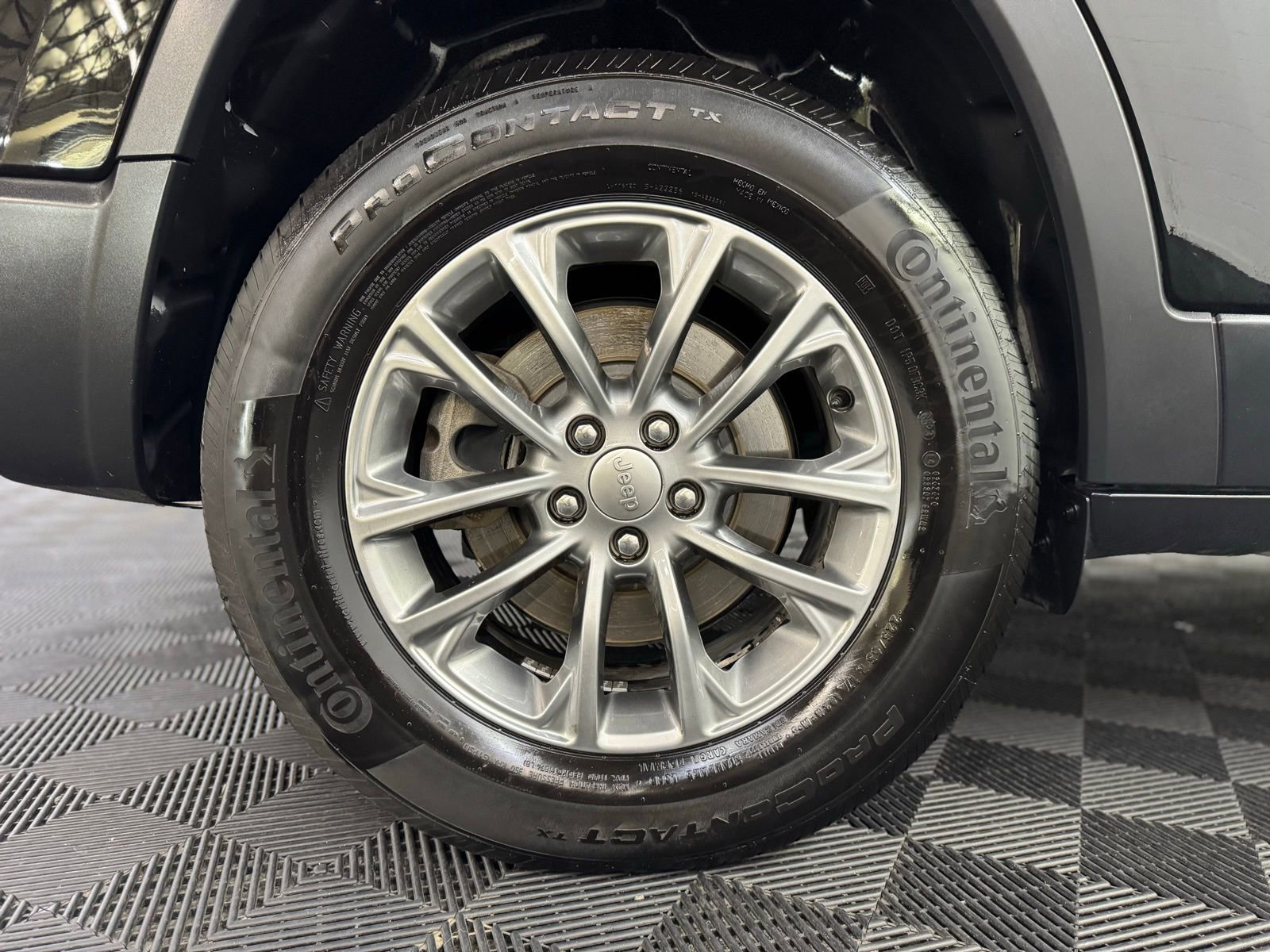 Used 2019 Jeep Cherokee Latitude Plus w/ Comfort/Convenience Group image 9