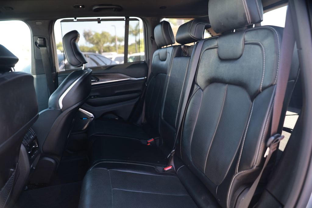Used 2023 Jeep Grand Cherokee Overland w/ Advanced Protech Group III AWD/4WD image 32
