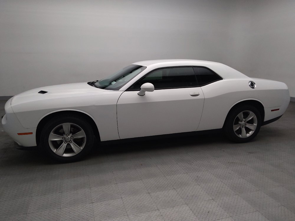 Used 2016 Dodge Challenger SXT RWD image 2