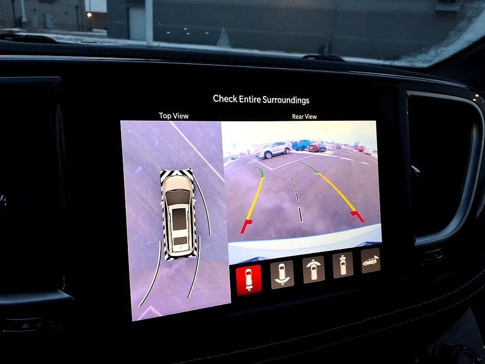 Used 2023 Chrysler Pacifica Limited w/ Uconnect Theater Family Group image 29