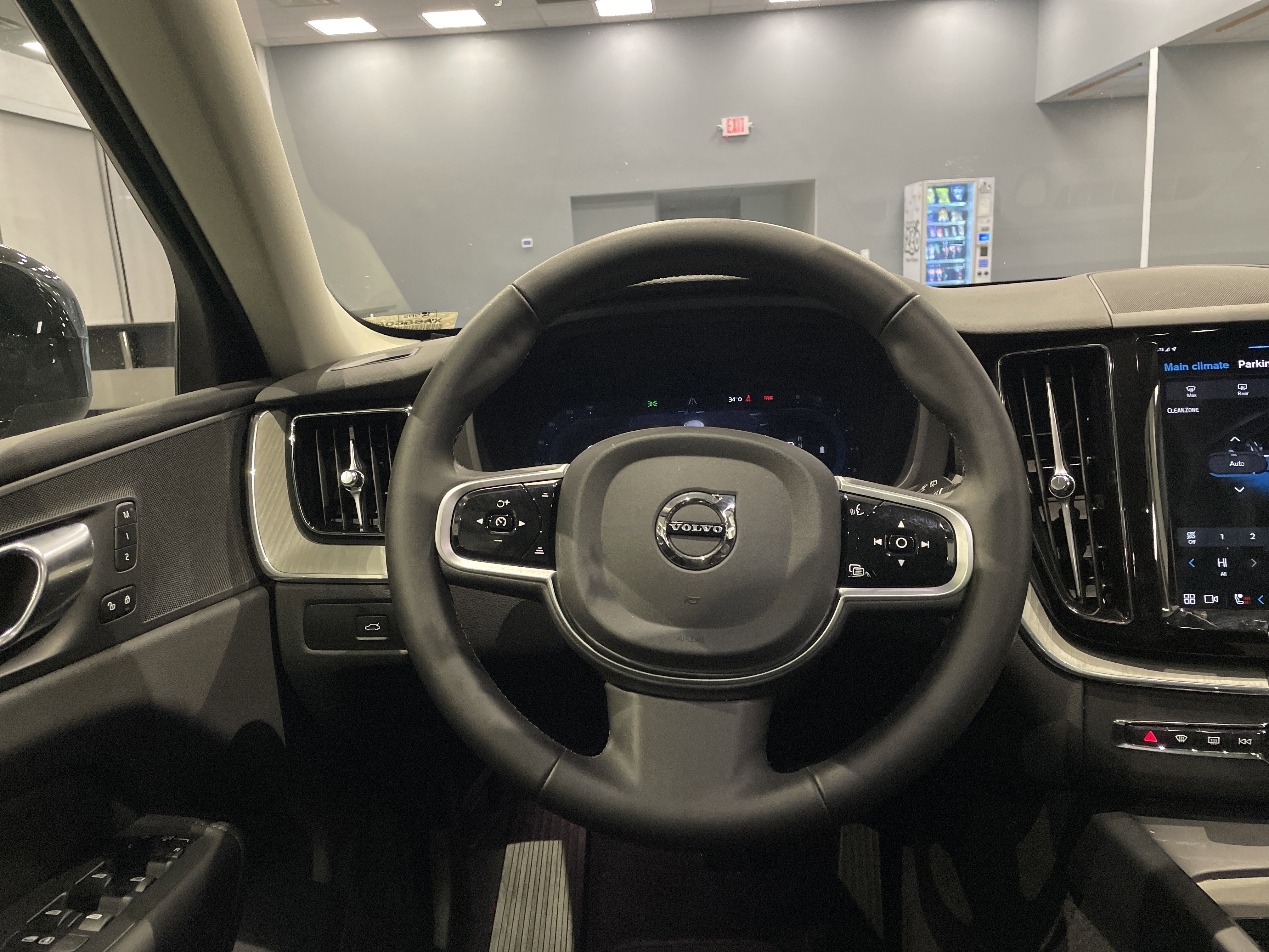 Used 2025 Volvo XC60 B5 Plus image 19