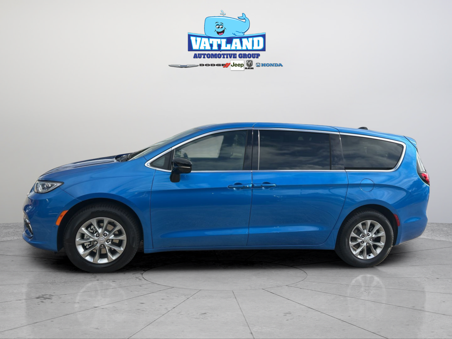New 2026 Chrysler Pacifica Limited FWD image 2