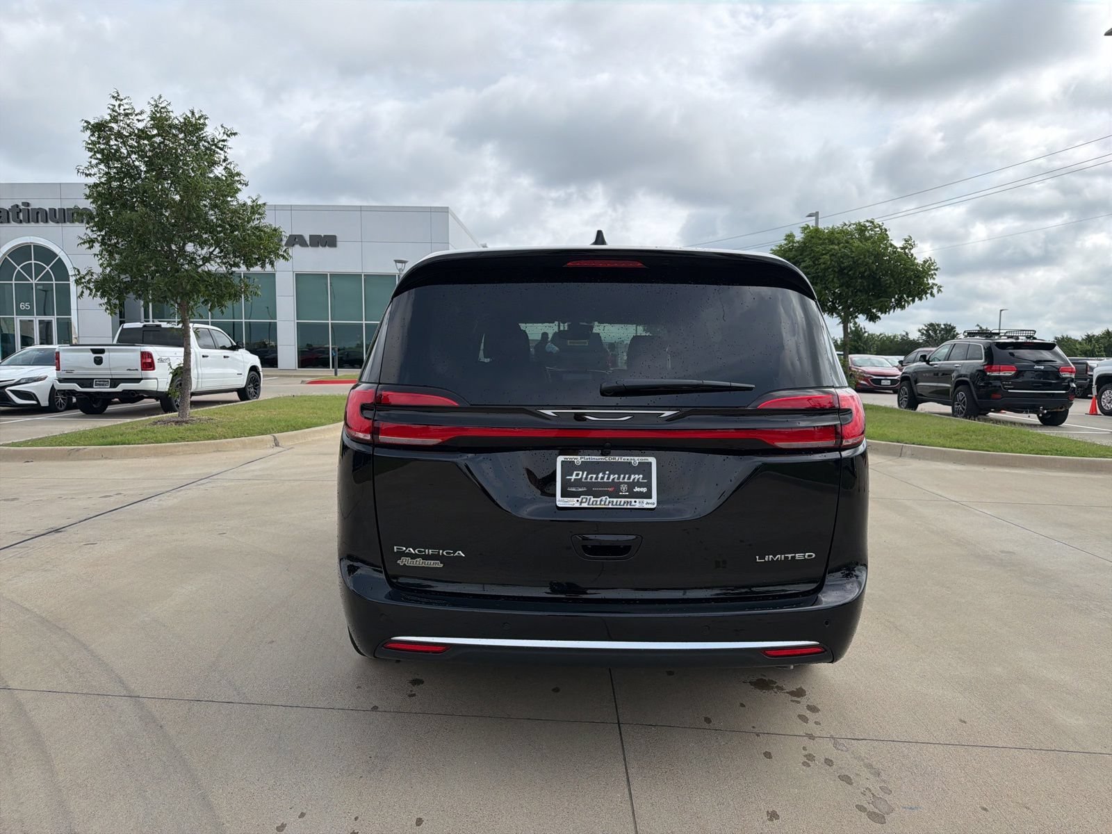 New 2027 Chrysler Pacifica Limited FWD image 4