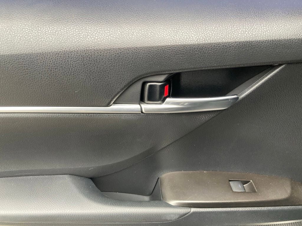Used 2021 Toyota Camry SE FWD image 12