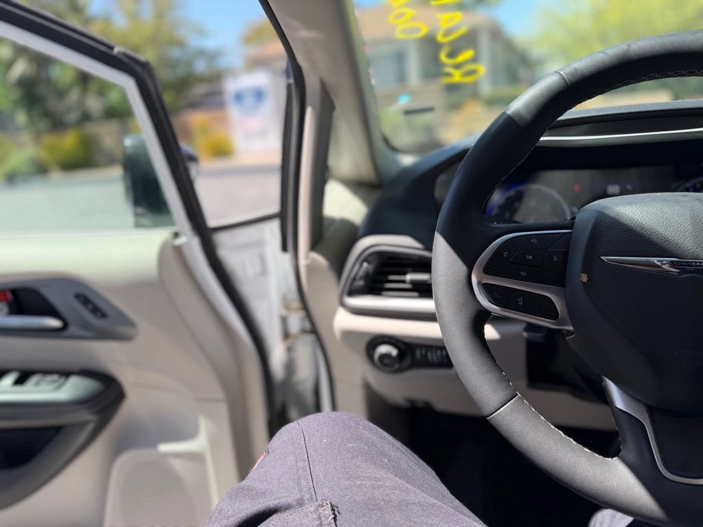 Used 2024 Chrysler Pacifica Touring-L FWD image 8