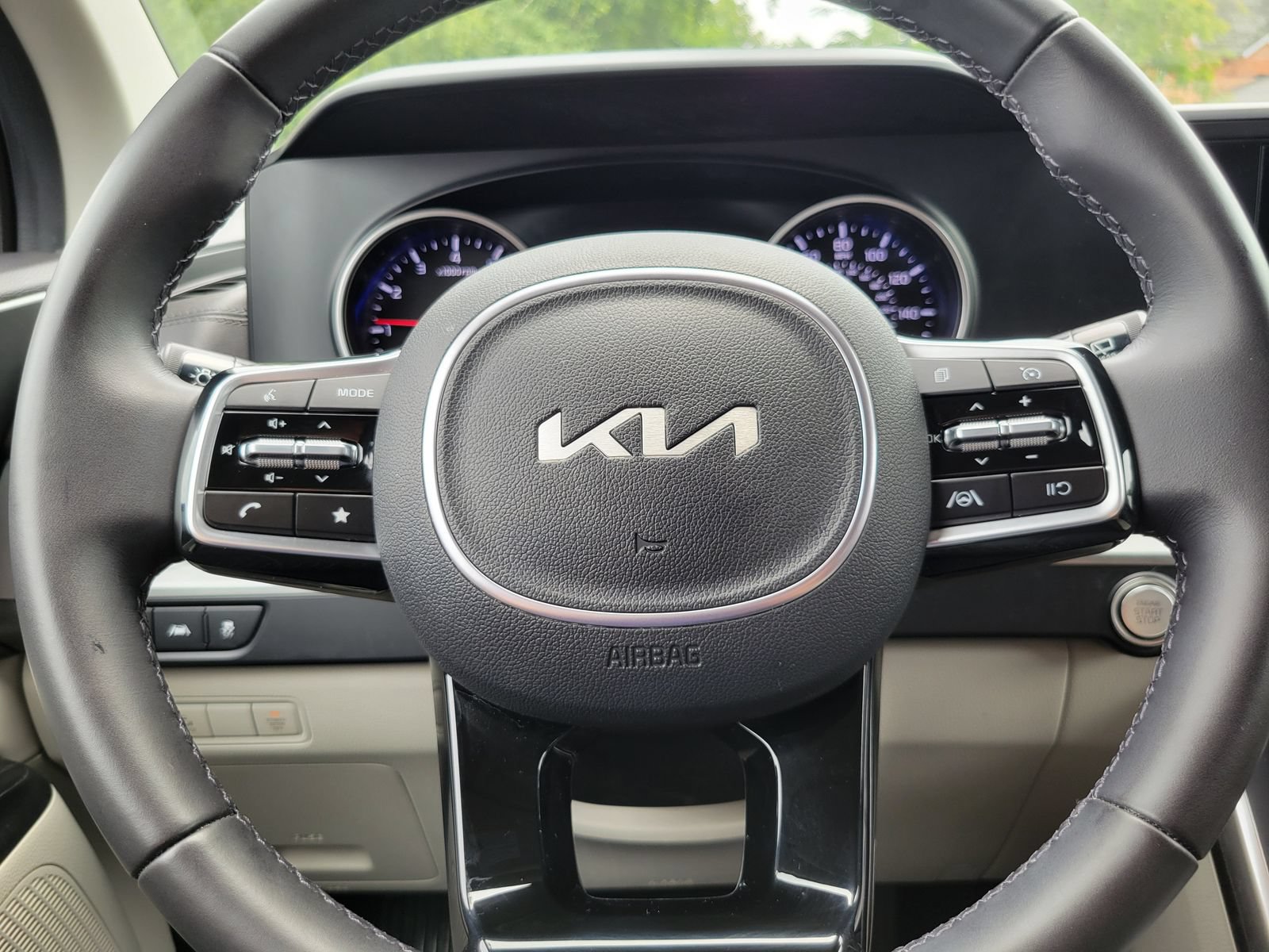 Certified 2023 Kia Carnival LX FWD image 13