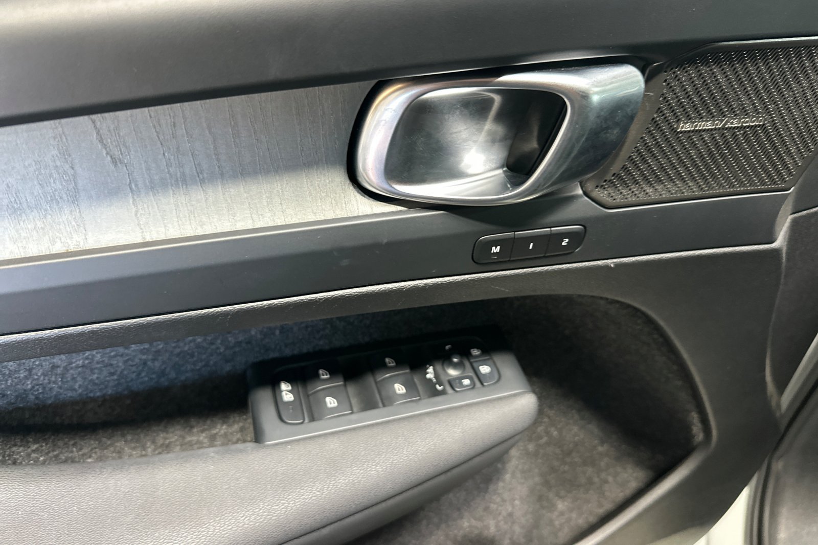 Certified 2025 Volvo XC40 B5 Ultra AWD/4WD image 15