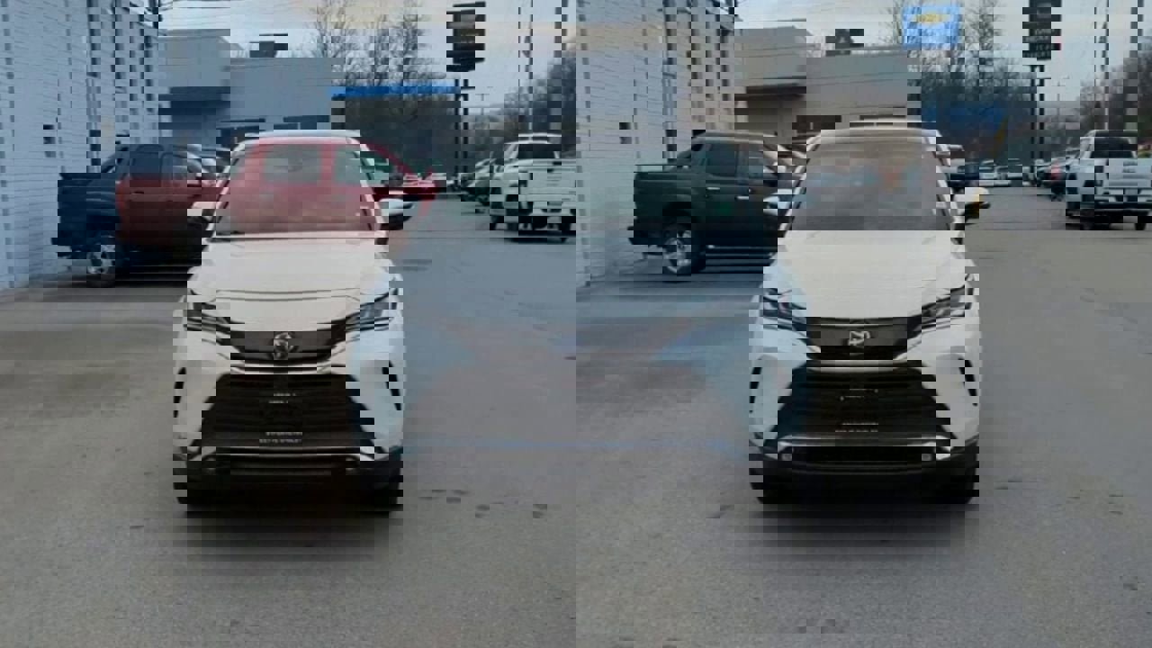 Used 2023 Toyota Venza Limited image 3