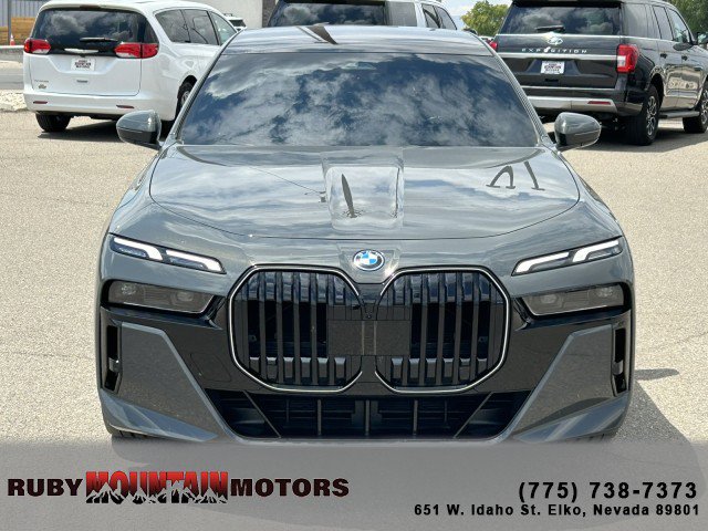 Used 2025 BMW 750e xDrive w/ Premium Package AWD/4WD image 2
