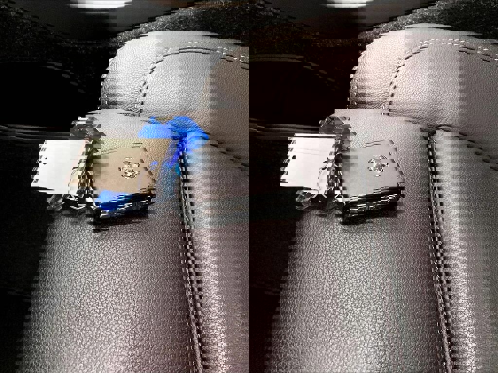 Used 2025 Volvo XC40 B5 Plus image 32