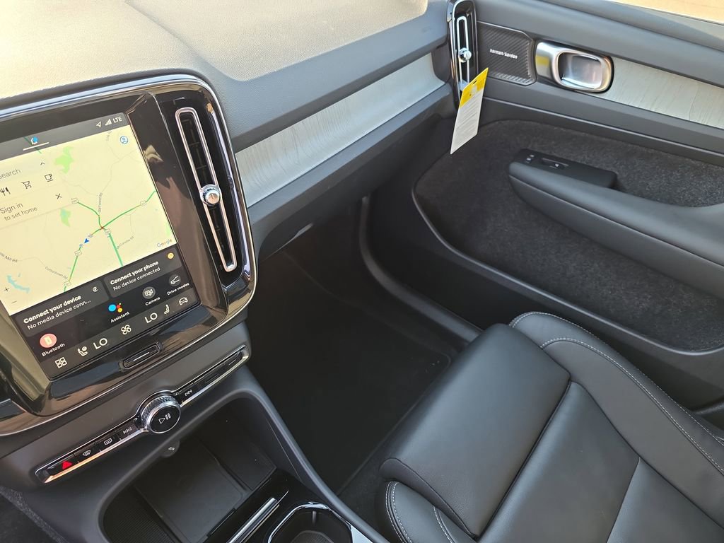 Certified 2025 Volvo XC40 B5 Plus w/ Protection Package Premier image 32