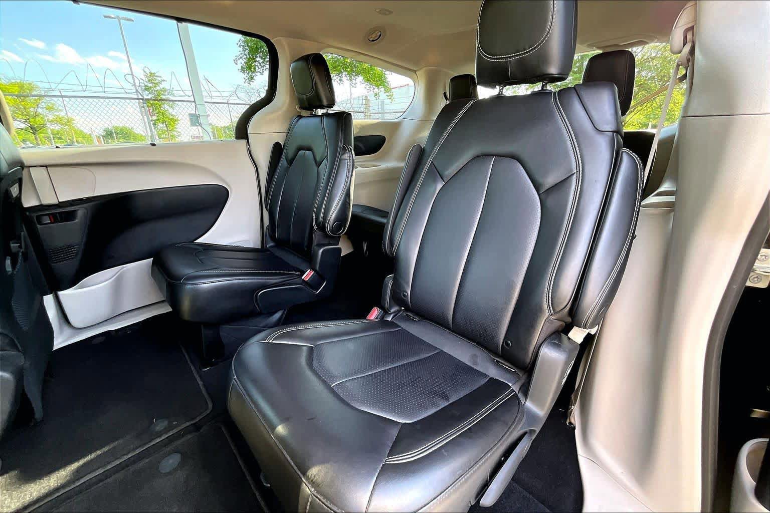 Used 2023 Chrysler Pacifica Touring-L FWD image 19
