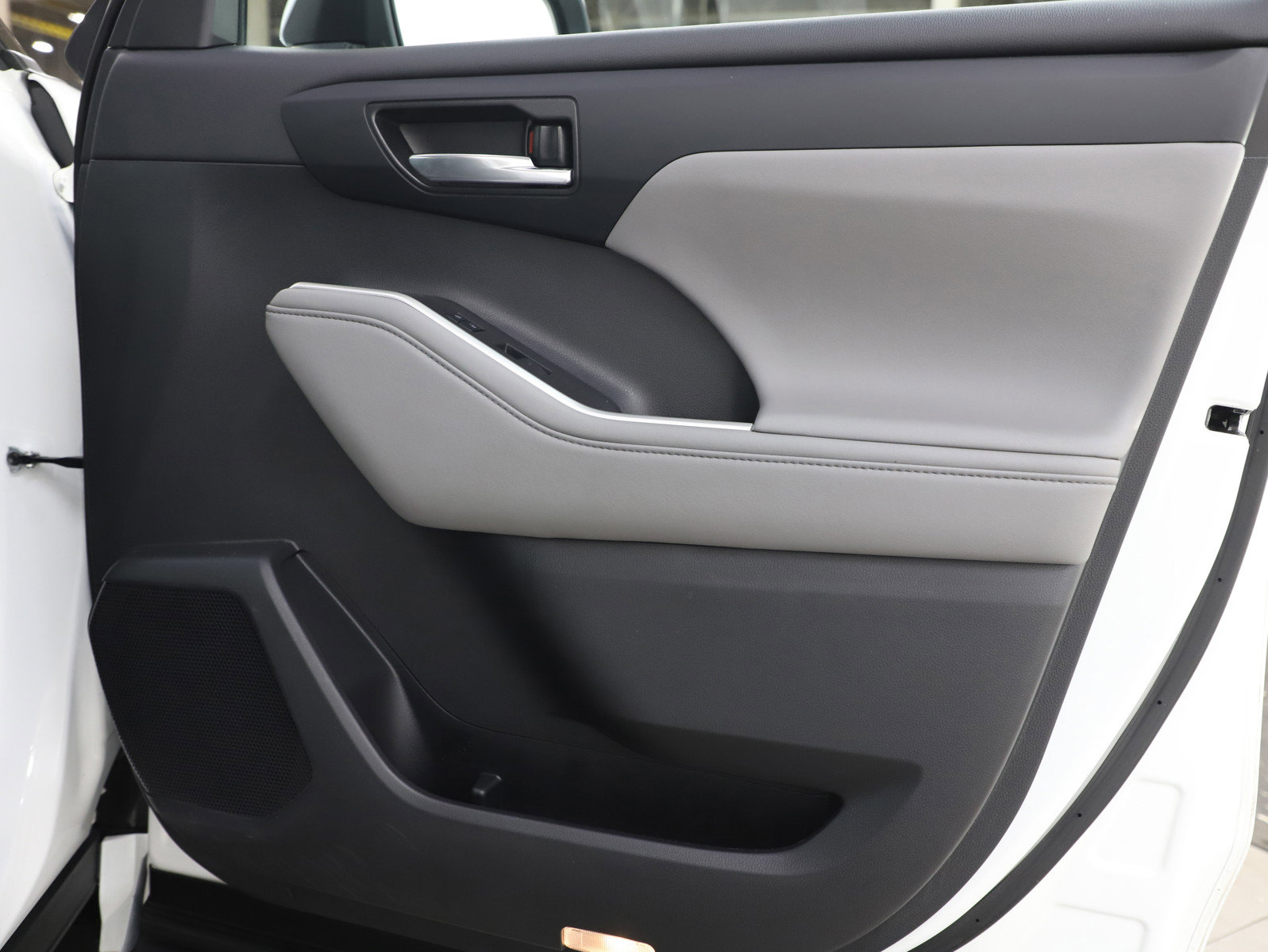 Used 2022 Toyota Highlander XLE image 9