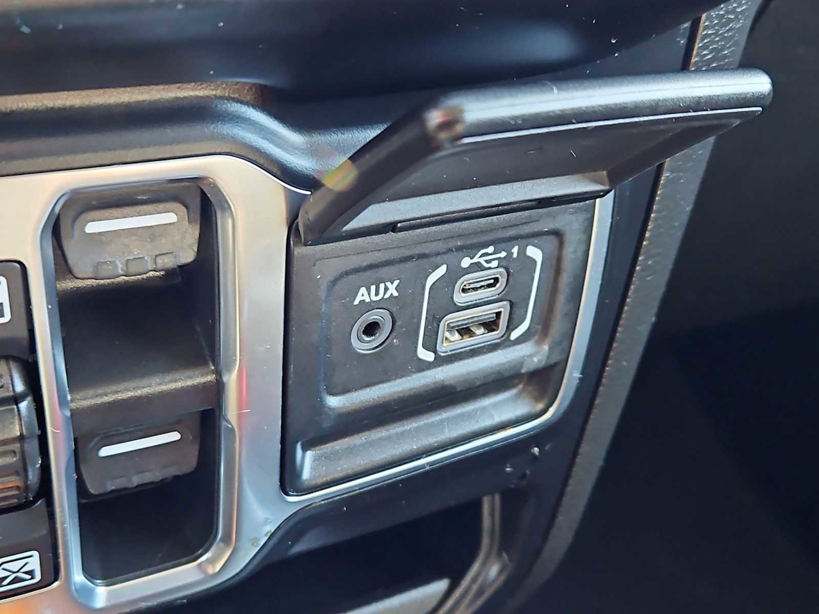 Used 2022 Jeep Wrangler Unlimited Sahara AWD/4WD image 18