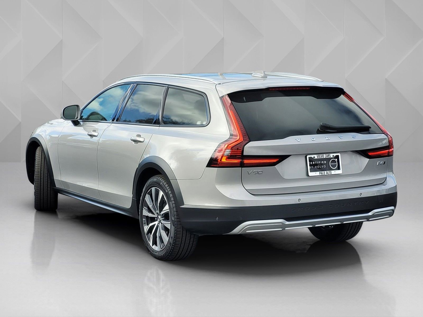 Certified 2025 Volvo V90 B6 Cross Country Plus image 4