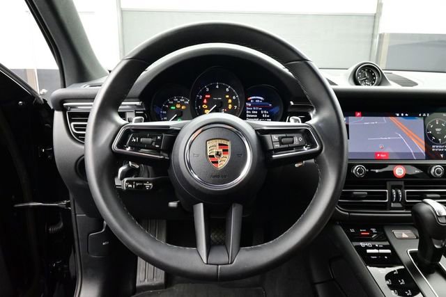 Certified 2025 Porsche Macan AWD/4WD image 8
