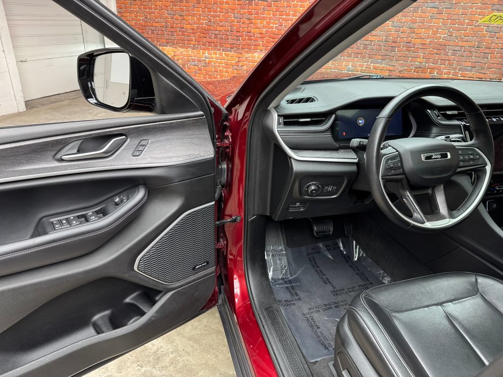 Used 2022 Jeep Grand Cherokee L Limited AWD/4WD image 10