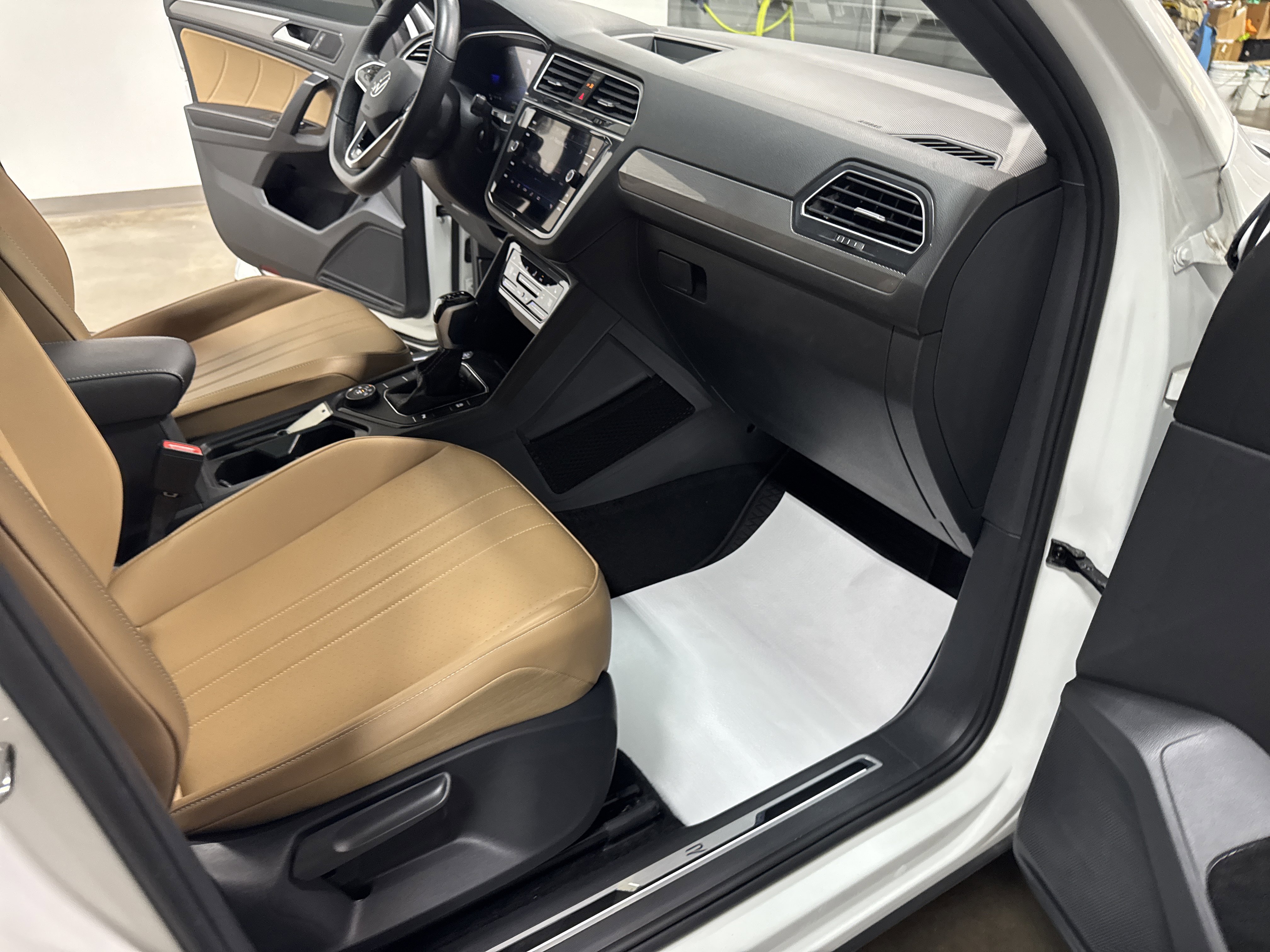 Certified 2024 Volkswagen Tiguan SE R-Line AWD/4WD image 41
