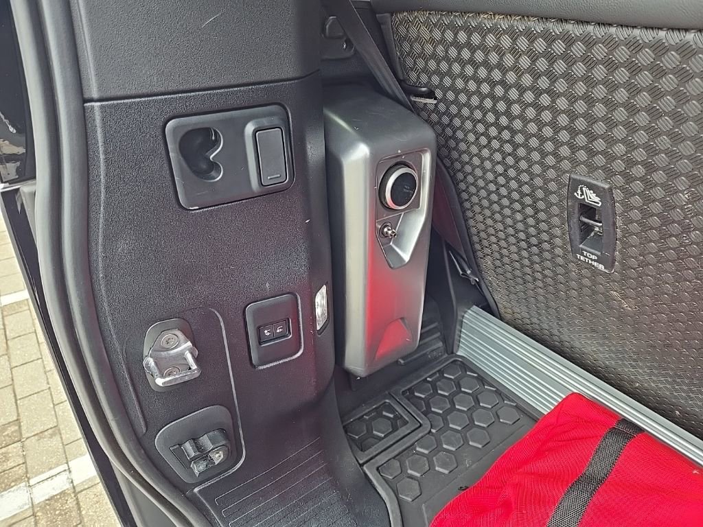 Used 2023 Land Rover Defender 90 X-Dynamic SE image 19