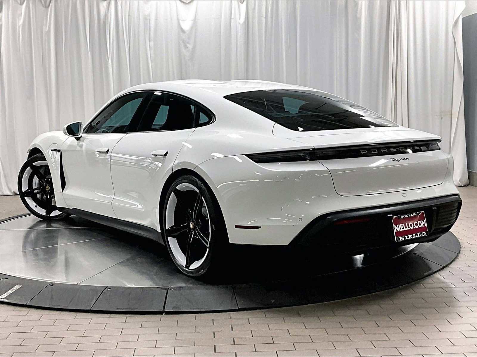 Used 2022 Porsche Taycan image 3