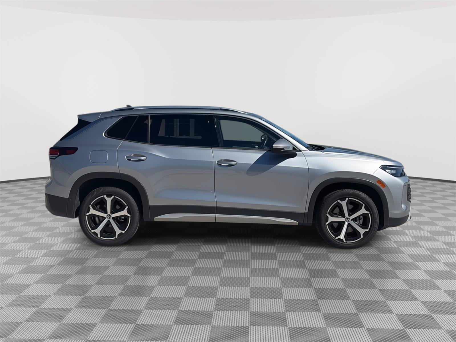 Certified 2025 Volkswagen Tiguan SE w/ Panoramic Sunroof Package AWD/4WD image 4