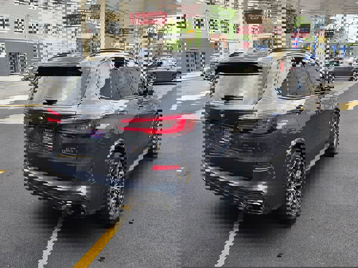 Used 2020 BMW X5 M50i w/ Premium Package image 4