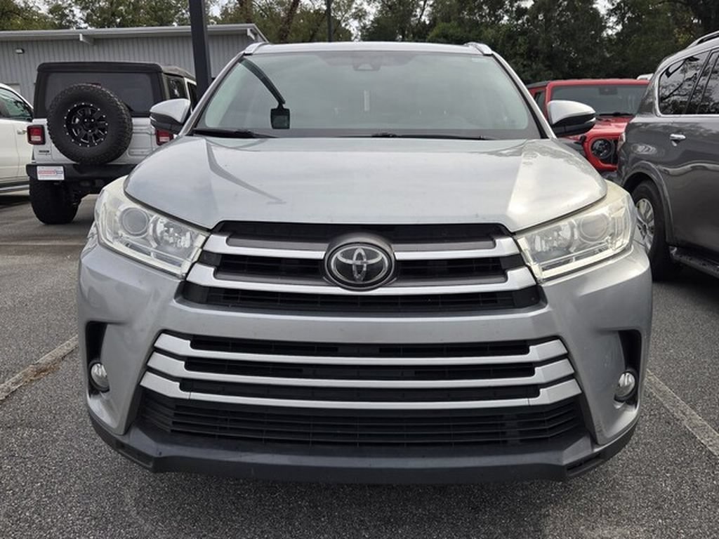 Used 2017 Toyota Highlander XLE FWD image 2