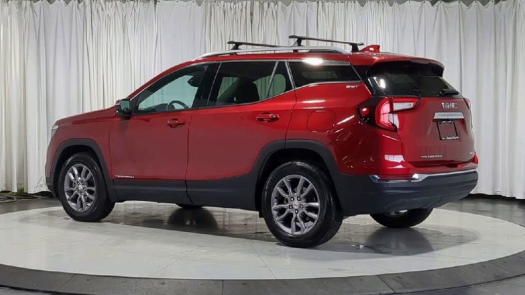 Used 2023 GMC Terrain SLT w/ LPO, Floor Liner Package AWD/4WD image 8