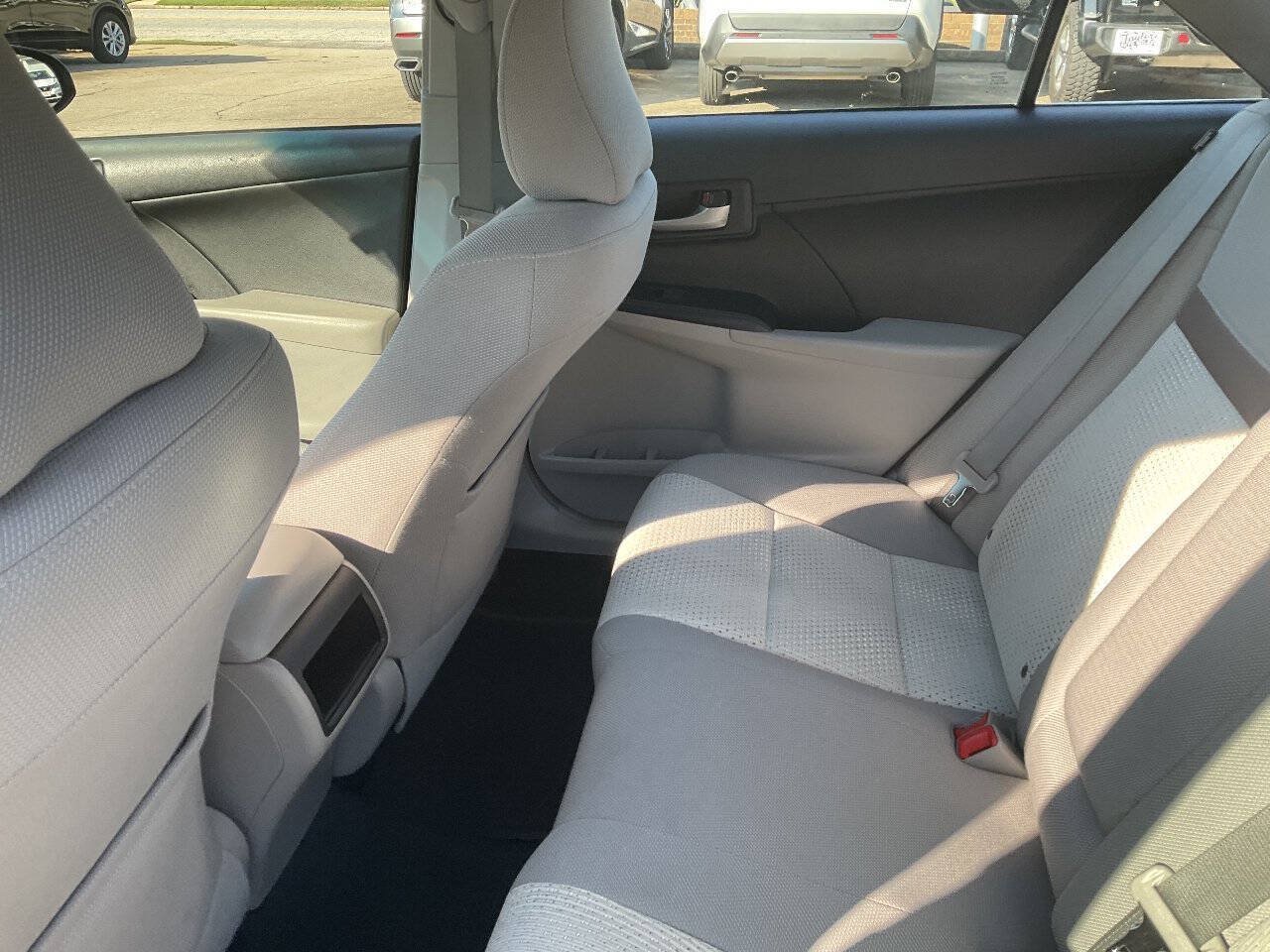 Used 2014 Toyota Camry LE FWD image 12